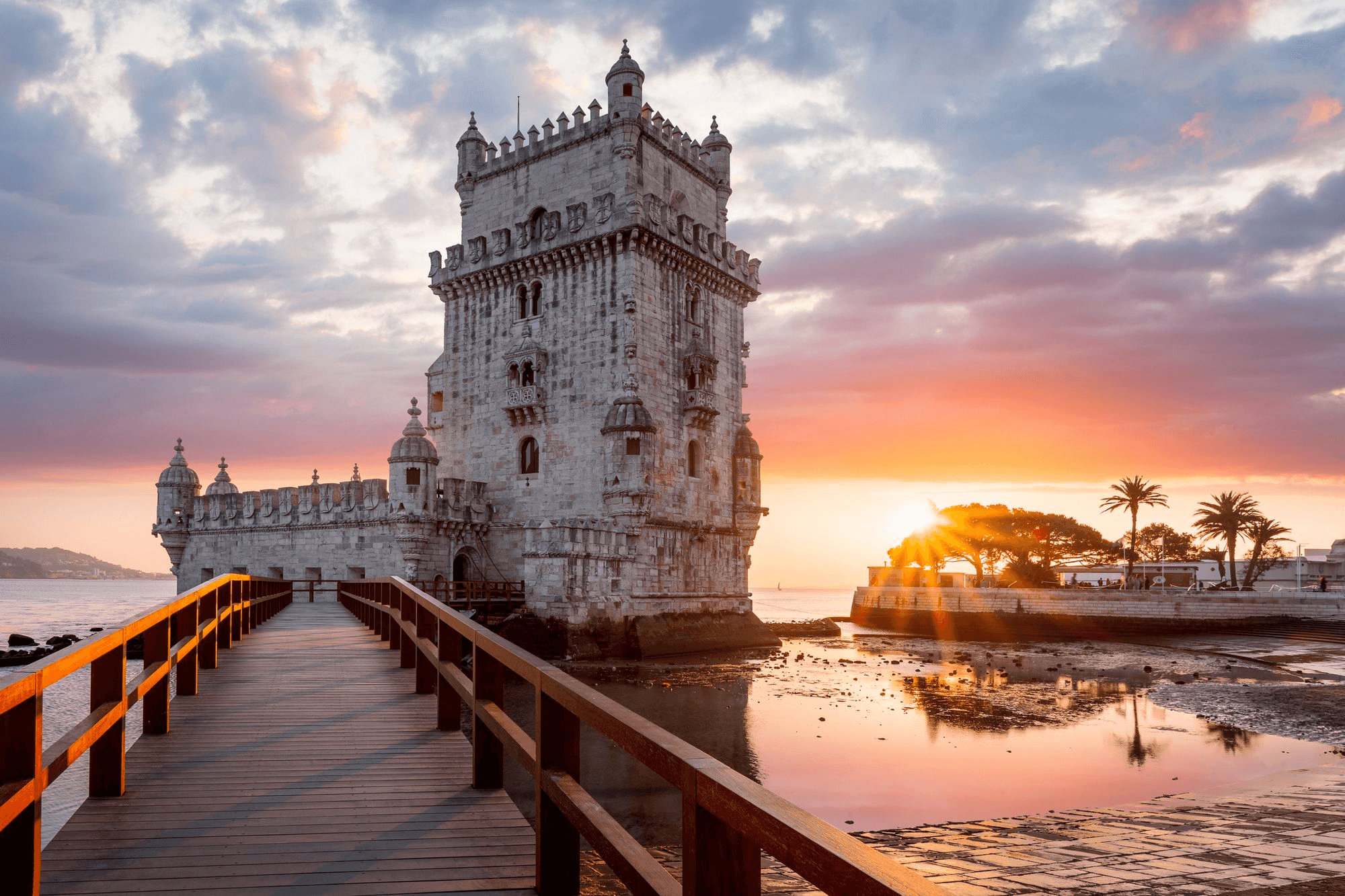 Torre de Belém ao pôr do sol, em Lisboa